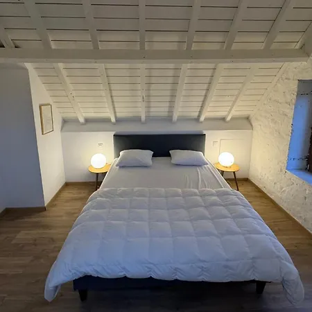 De Veldmuis, Met Mooie Speelhoek En Speelhuis *