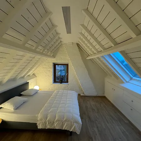 De Veldmuis, Met Mooie Speelhoek En Speelhuis Koksijde