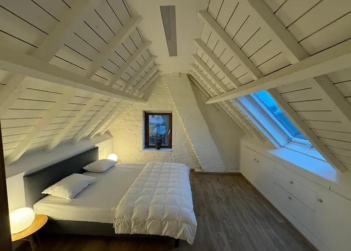 De Veldmuis, Met Mooie Speelhoek En Speelhuis Koksijde